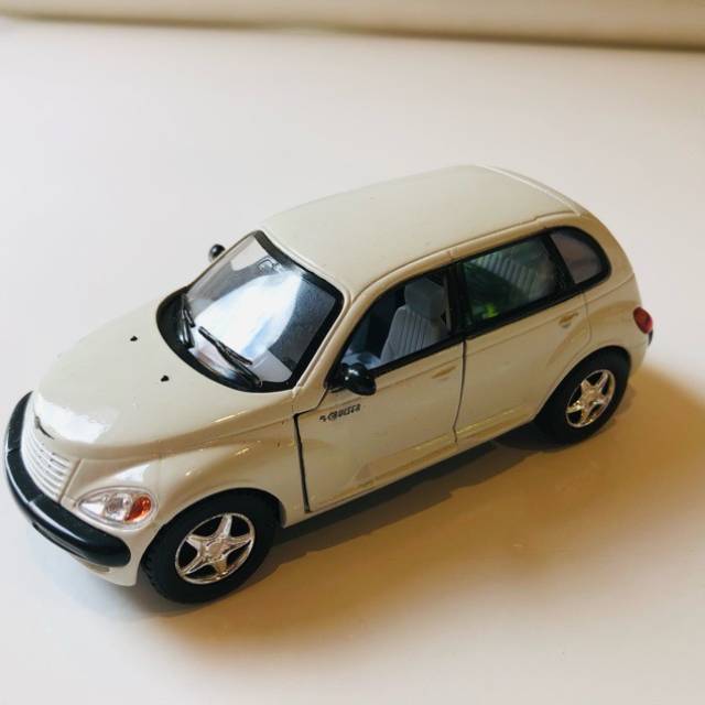 Kinsmart Chrysler PT Cruiser 1/34 While -China - Vintage Toys New