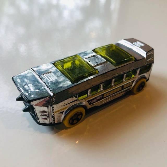 HF Hot Wheels High Silver School Bus 2013 Ma...