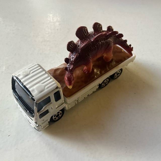 TOMICA ISUZU GIGA 2007 (Dino Truck)