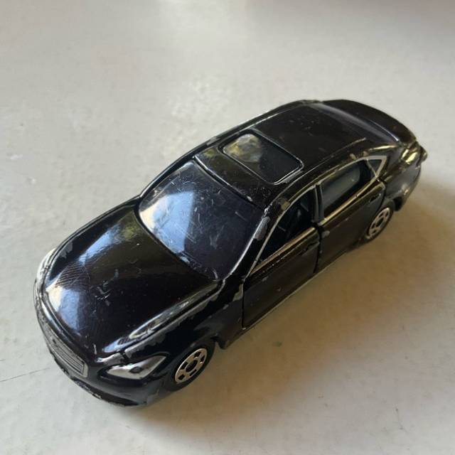 TOMICA NISSAN CIMA Black No 8 2012