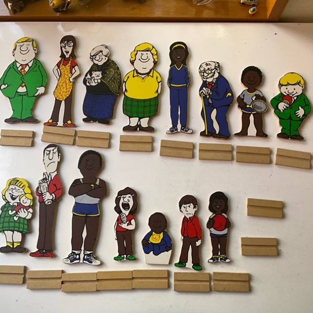 Wooden Family (15 Total) 17 Stands