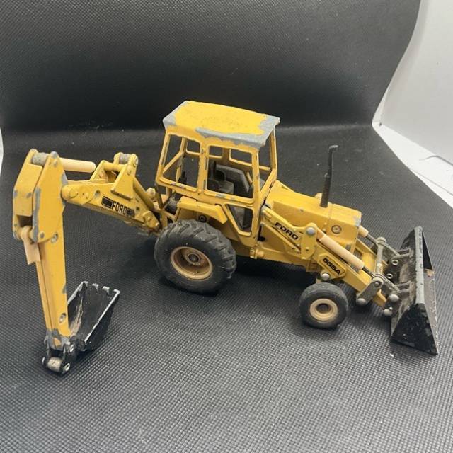 ERTL Ford 555A Backhoe Loader 1 32 Scale