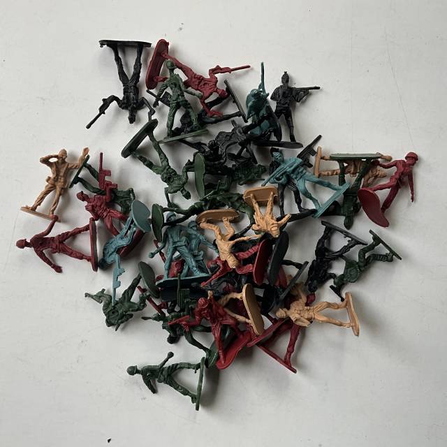 Plastic Toy Soldiers and military figurines...