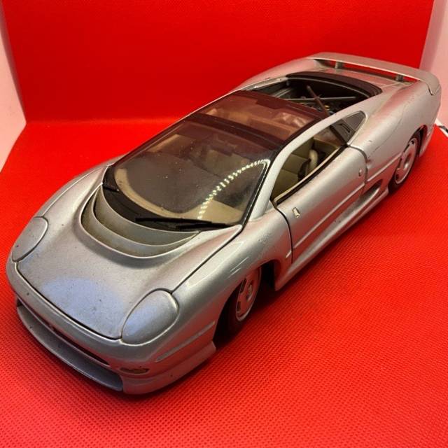 Maisto Silver Jaguar XJ220 Silver 1 18 Scale